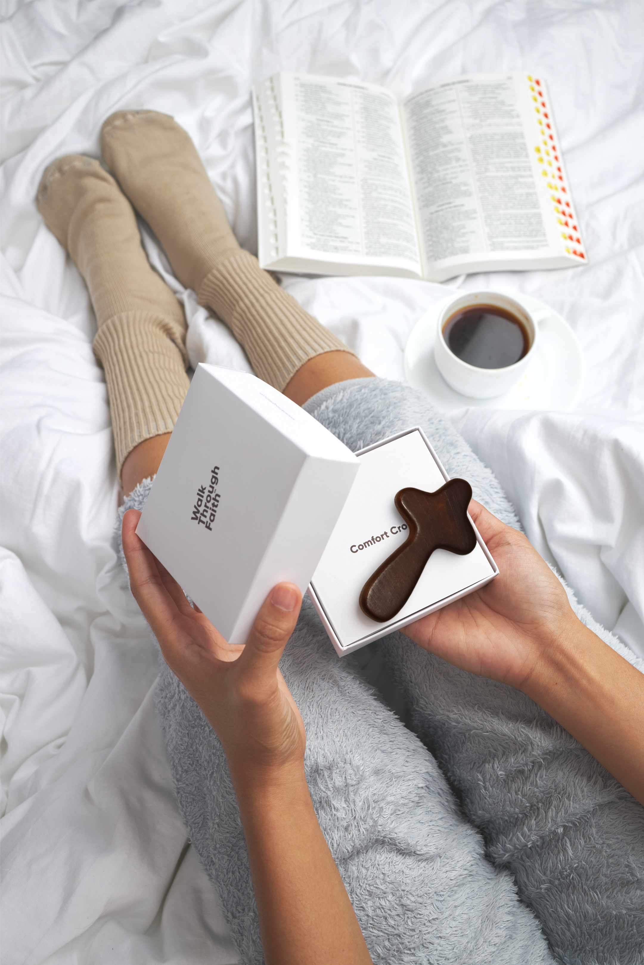 LINDEN WOOD COMFORT CROSS – DARK BROWN