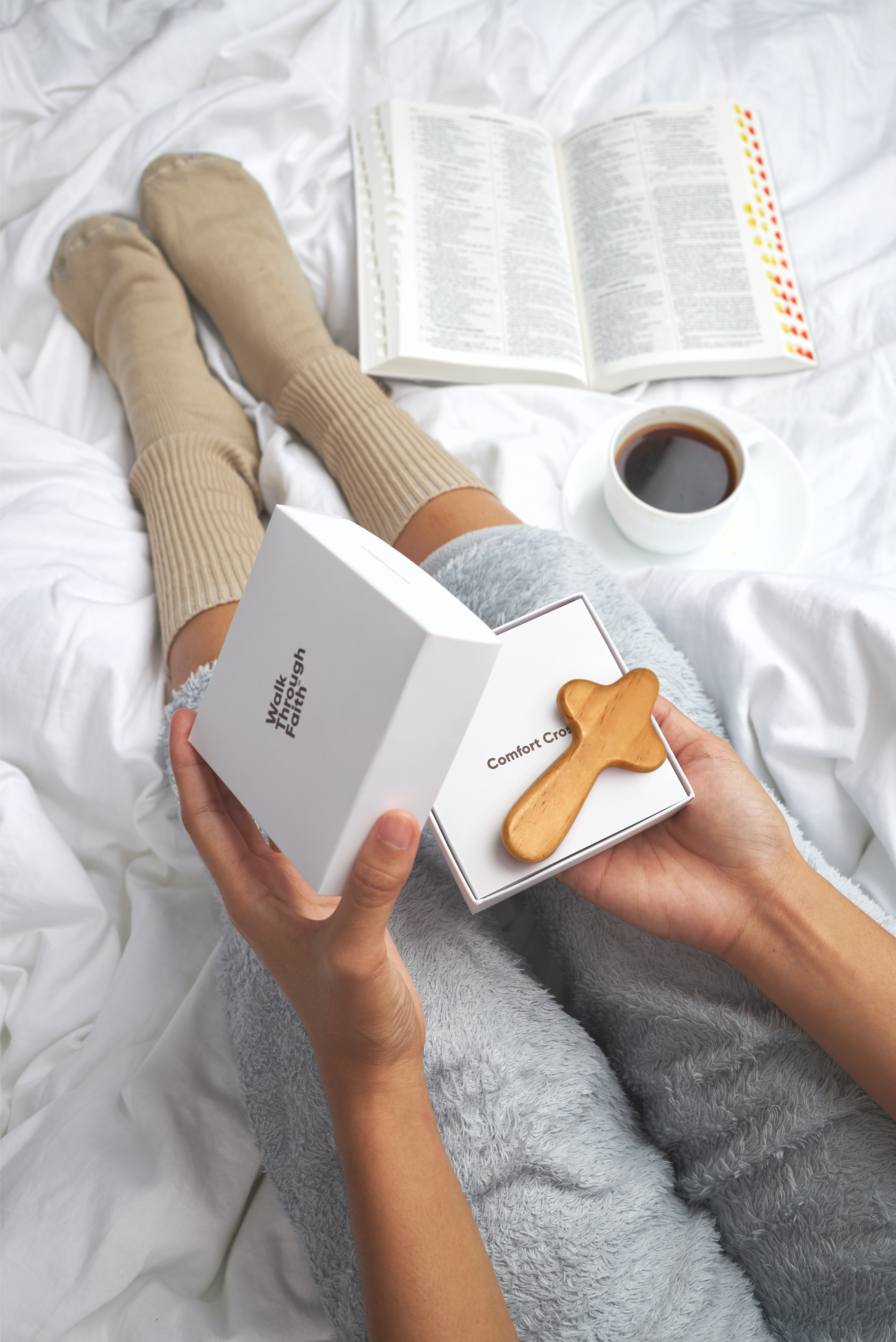 LINDEN WOOD COMFORT CROSS